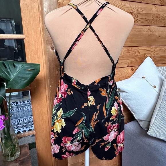 HAYDEN LA Black Floral Print Keyhole Halter Neck Shorts Romper Womens size Small - Picture 7 of 10